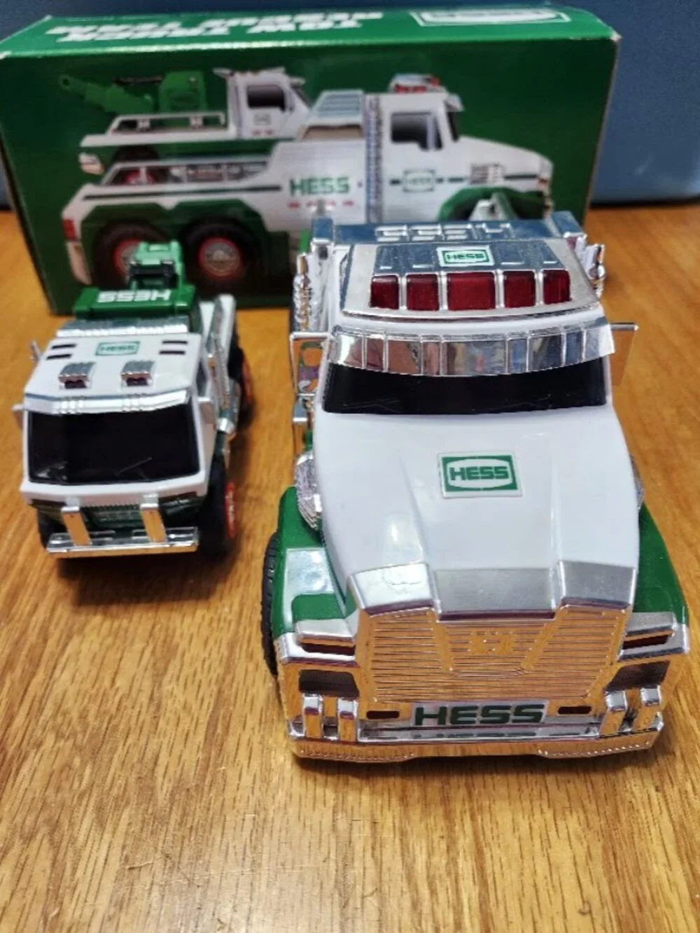Hess Tow Truck Rescue Team set Sirens 2019 w/Box - Missing smaller truck tow arm